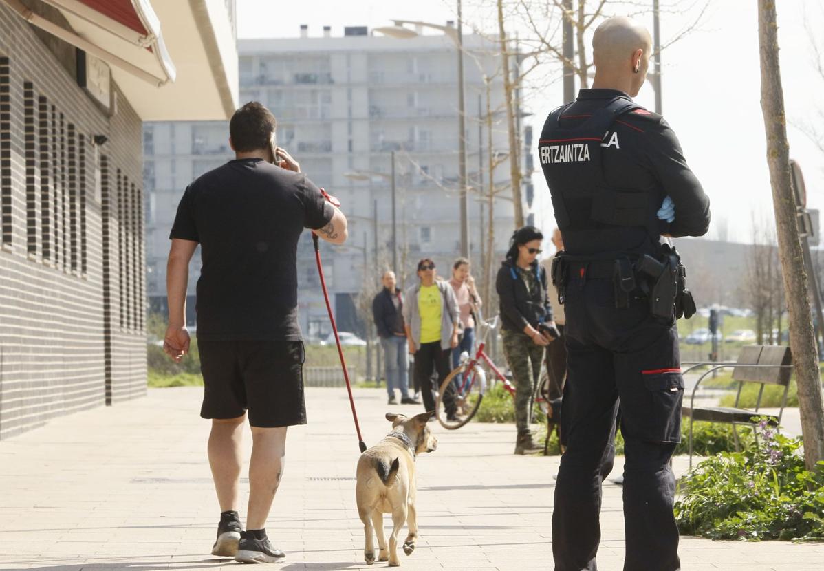 Multan con 16.000 euros a un vitoriano por pegar a un vecino que no recogió las heces de su perro