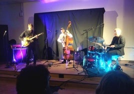 El trío flotante: Mikkel Ploug (guitarra Gibson), Jeppe Skovbakke (contrabajo) y Martin Andersen (batería).