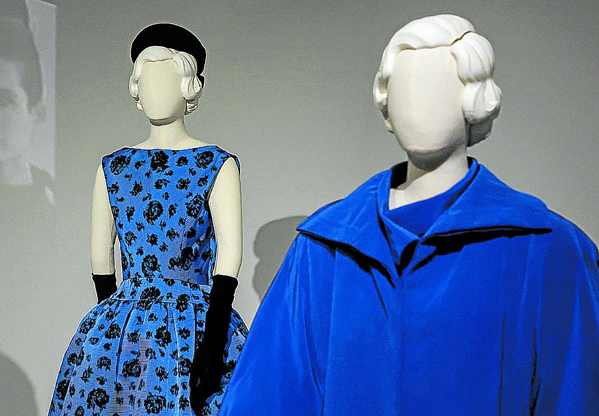Abrigo de terciopelo y vestido de cóctel en azul real que pertenecieron a la multimillonaria Bunny Mellon (1958 y 1959).