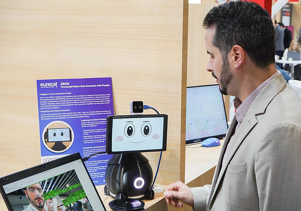 Jana, el robot social que facilita la relación con los humanos en el entorno clínico.