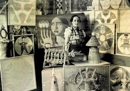 Maruja Mallo, rodeada de sus obras en su estudio de Madrid en 1936.