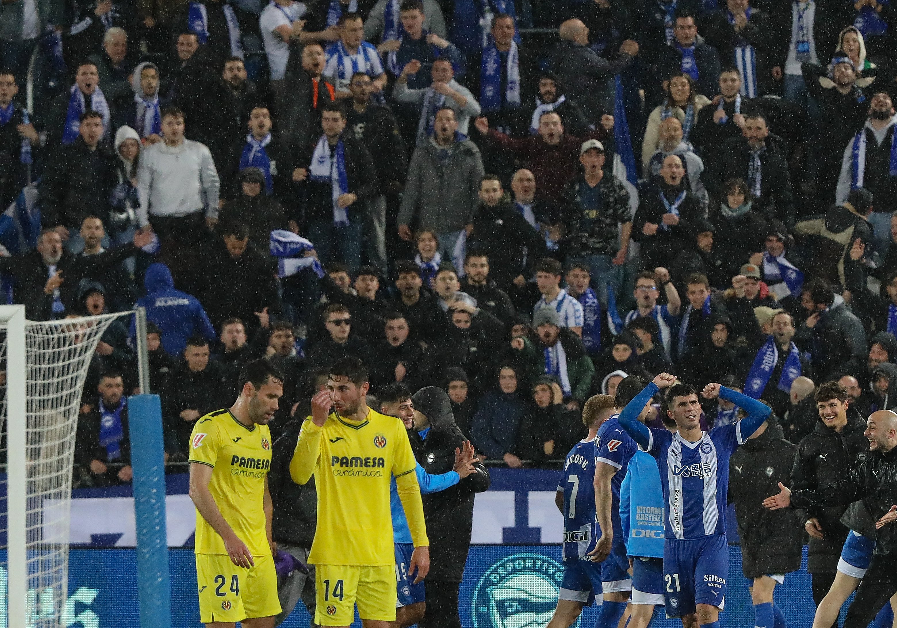 Los jugadores del Villarreal, abatidos tras la derrota ante el Alavés.