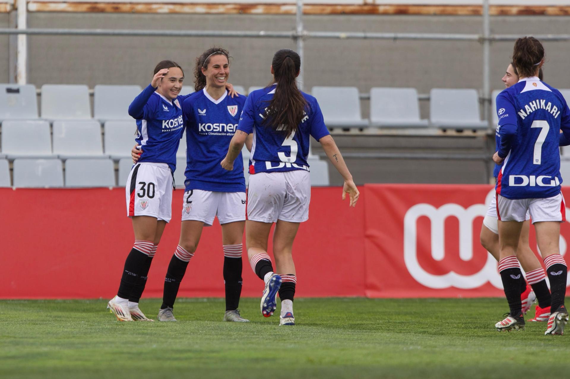 Las futbolistas del Athletic celebran unio de los goles.