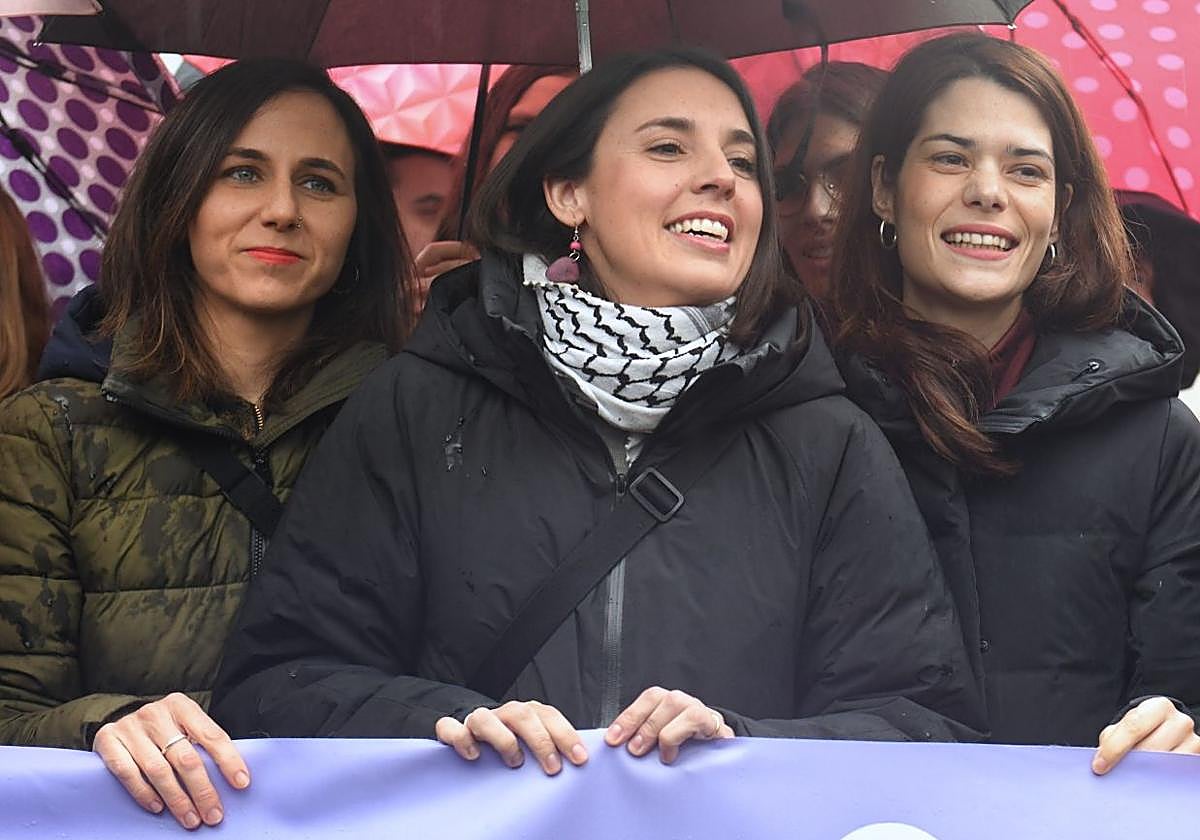 Ione Belarra, Irene Montero e Isa Serra, este sábado en la manifestación del 8M.