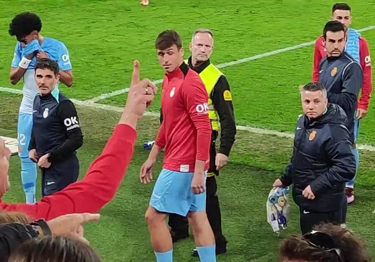Momento del enfrentamiento entre el banquillo del Mallorca y la grada de San Mamés.
