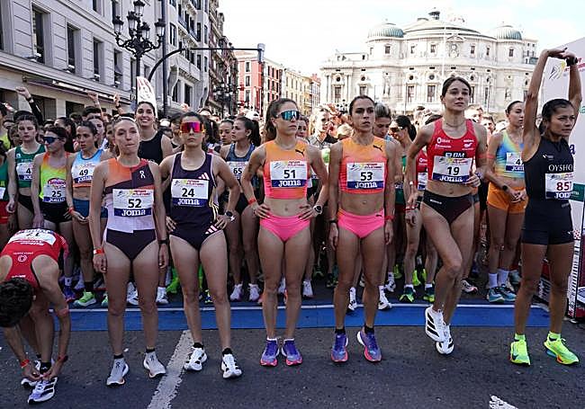 Carla Gallardo, con el dorsal 51, se ha proclamado campeona de la carrera en un sprint final emocionante. Laura Luengo, con dorsal 53, ha sido segunda.