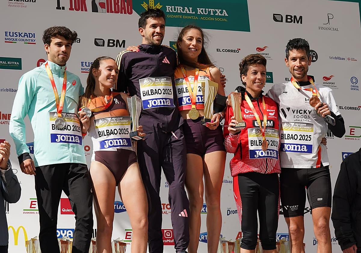 El podium del campeonato de España. Jesús Ramos y la palentina Carla Gallardo han sido los ganadores; David Cantero y Laura Luengo, segundos y Carolina Robles y Javi Guerra, terceros.