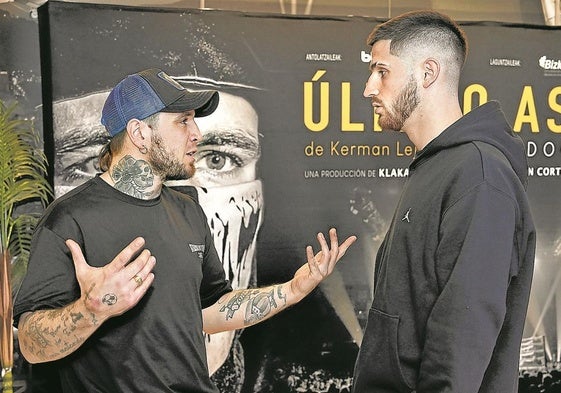 Kerman Lejarraga conversa con Oihan Sancet antes de la presentación del documental.