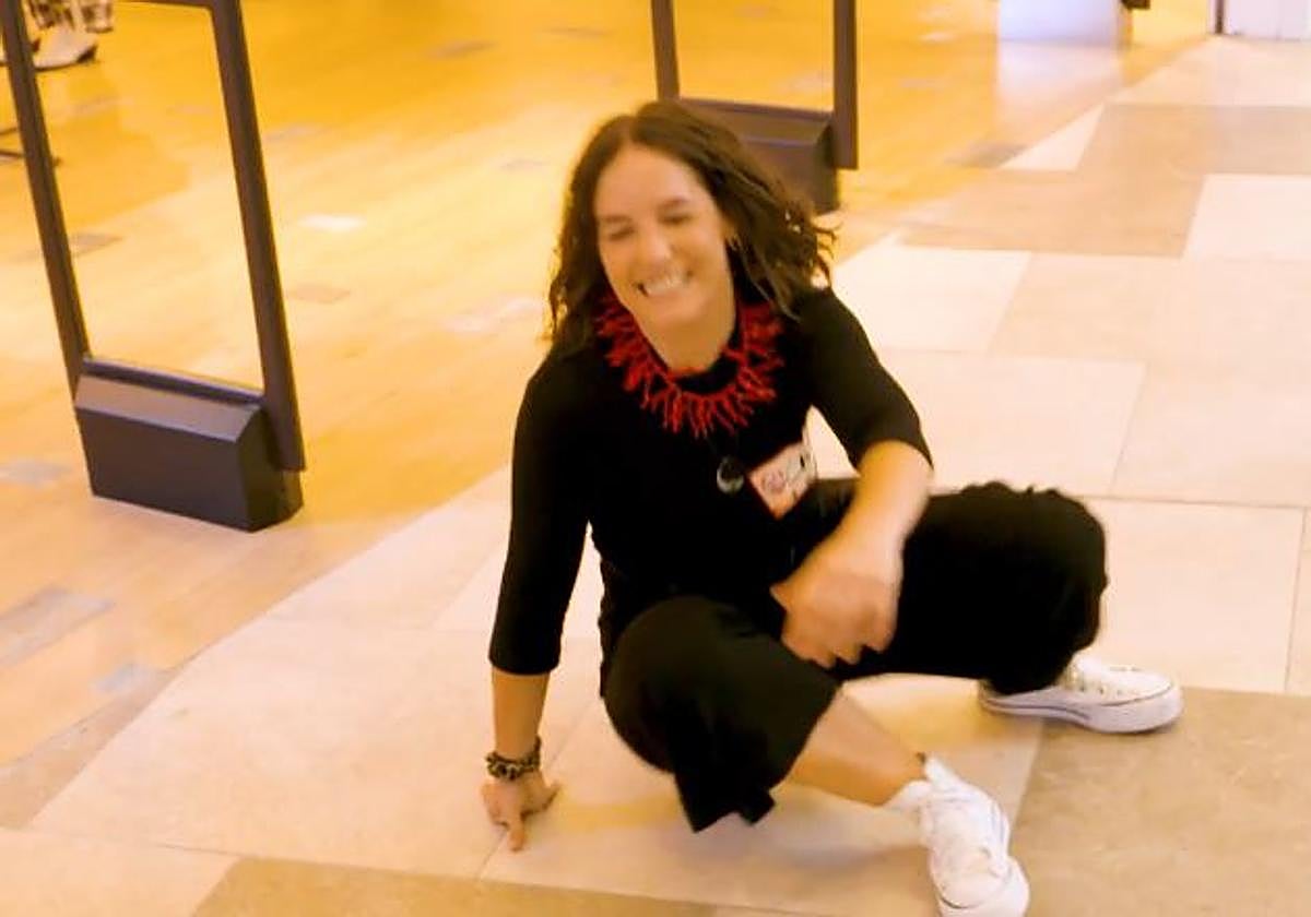 Una joven de Vitoria sorprende a Xuxo Jones haciendo un espagat en 'Lo sabe, no lo sabe'