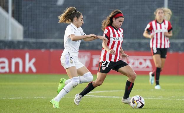 La bilbaína debutó el 3 de octubre de 2022 ante el Real Madrid. En la foto, conduce el balón ante Olga Carmona, la jugadora que anotó el gol con el que España ganó el Mundial un año después.