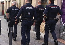 Detienen en Bilbao a un mánager musical por grabar a artistas con una cámara oculta en el baño