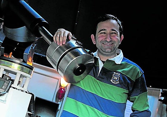Pérez Hoyos en el observatorio de la Escuela de Ingenieros.