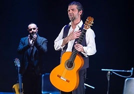 Gómez saluda con la guitarra.