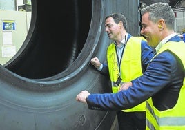 El lehendakari, Imanol Pradales, y el consejero de Industria, Mikel Jauregi, en una visita a las instalaciones de Michelin en Vitoria.
