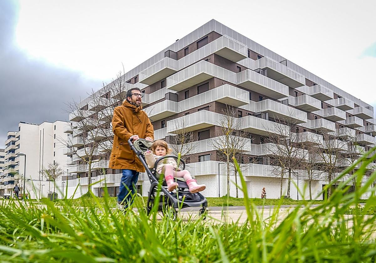 El bloque de ocho portales de la Avenida de Olárizu está a falta de remates.