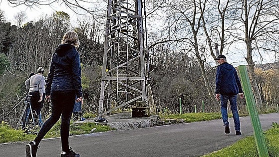 Los niños electrocutados: «Todos subieron a la torre de alta tensión por la escalera, la trampilla no vale para nada»