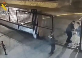 Agentes de la Guardia Civil salvan la vida de un recién nacido que se estaba asfixiando