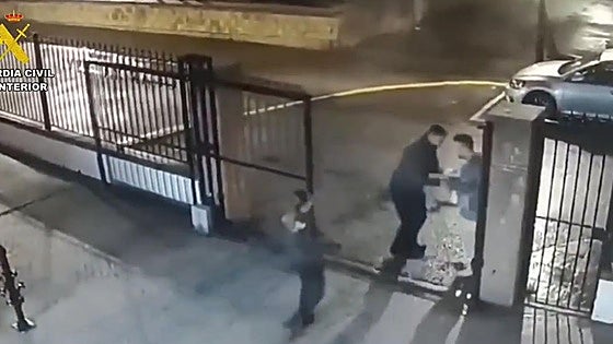 Agentes de la Guardia Civil salvan la vida de un recién nacido que se estaba asfixiando