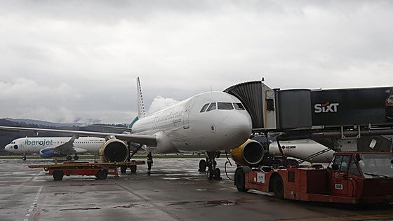 Un avión que iba a Gibraltar hace escala en Loiu por una emergencia médica