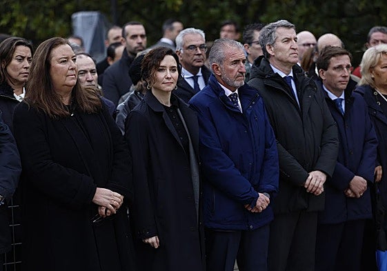 La presidenta de la AVT, Maite Araluce, durante el acto en memoria de las víctimas de los atentados yhadistas de Madrid, con Isabel Díaz Ayuso, Miguel Folguera y Alberto Núñez Feijóo.