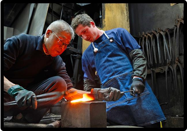 Forjando un cuchillo con el artesano nipón Kawashima (88).