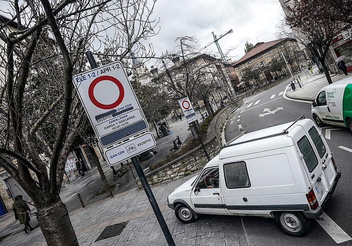 Una furgoneta accede a la futura zona de bajas emisiones.