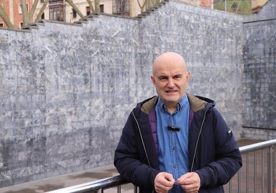El concejal de EH Bildu, Patxi Xabier Fernández, en la mañana de este miércoles en el frontón de Deusto.,