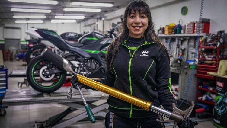 Tatiana, con sus herramientas de trabajo en el taller de Bolueta.