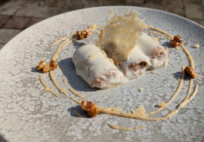 Canelones de puerro rellenos de Euskal Okela con crujiente de Idiazábal.