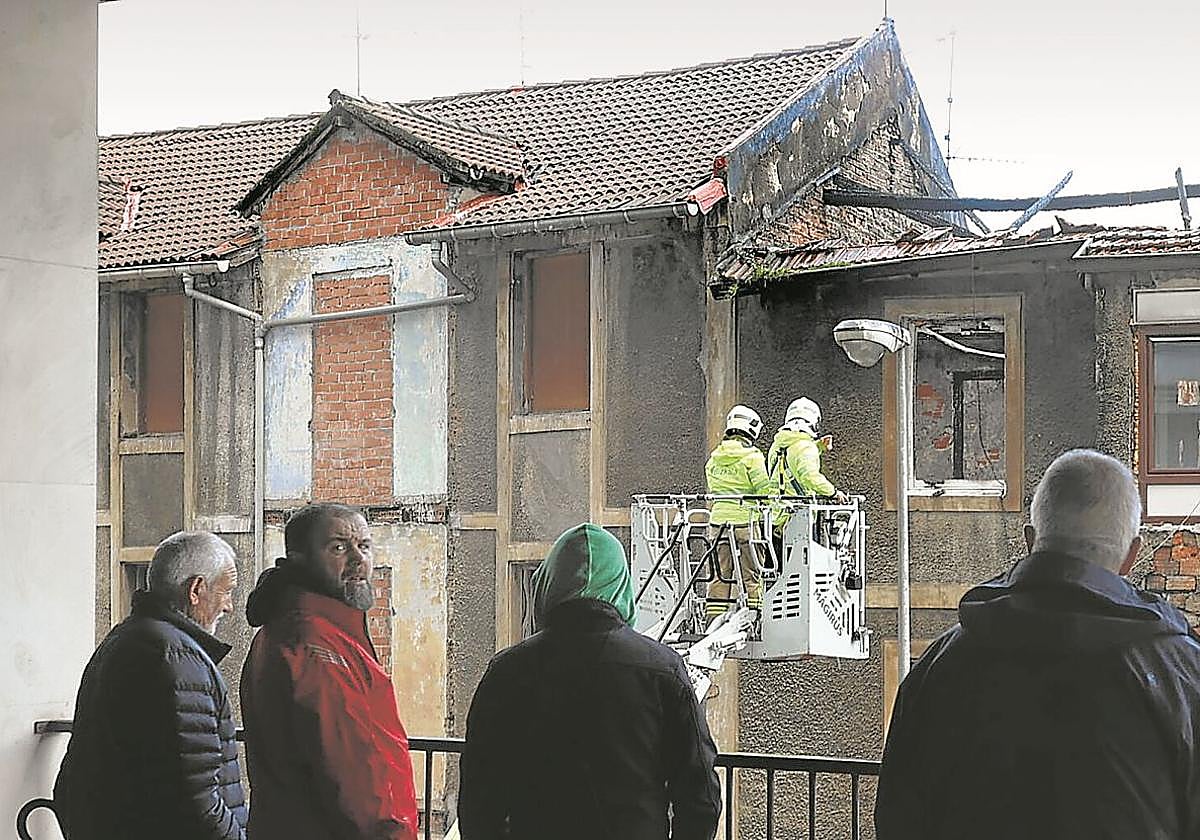 El bloque de la calle Kareaga Goikoa donde se provocó el incendio, quedó devastado y numerosas familias se han quedado sin casa.