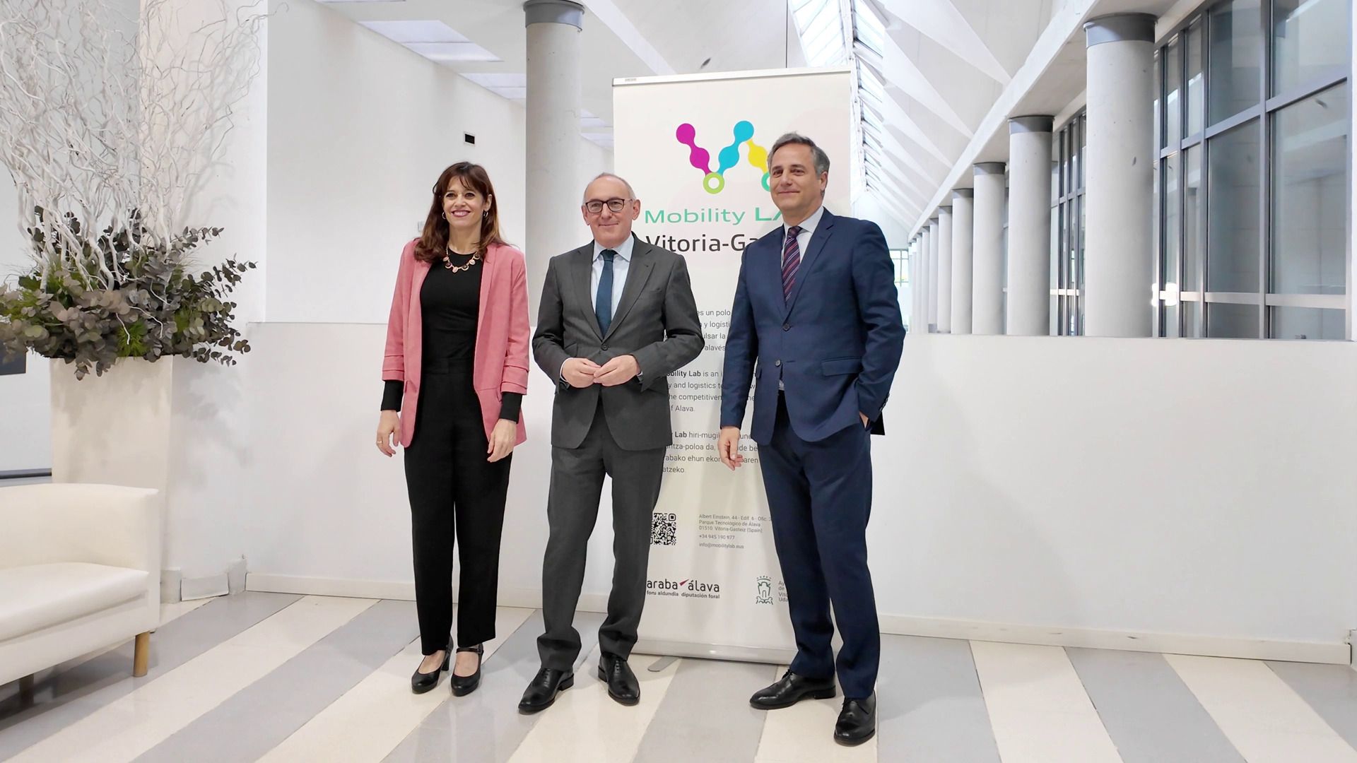 Maider Etxebarria, Ramiro González e Iñigo Bilbao, en la presentación.