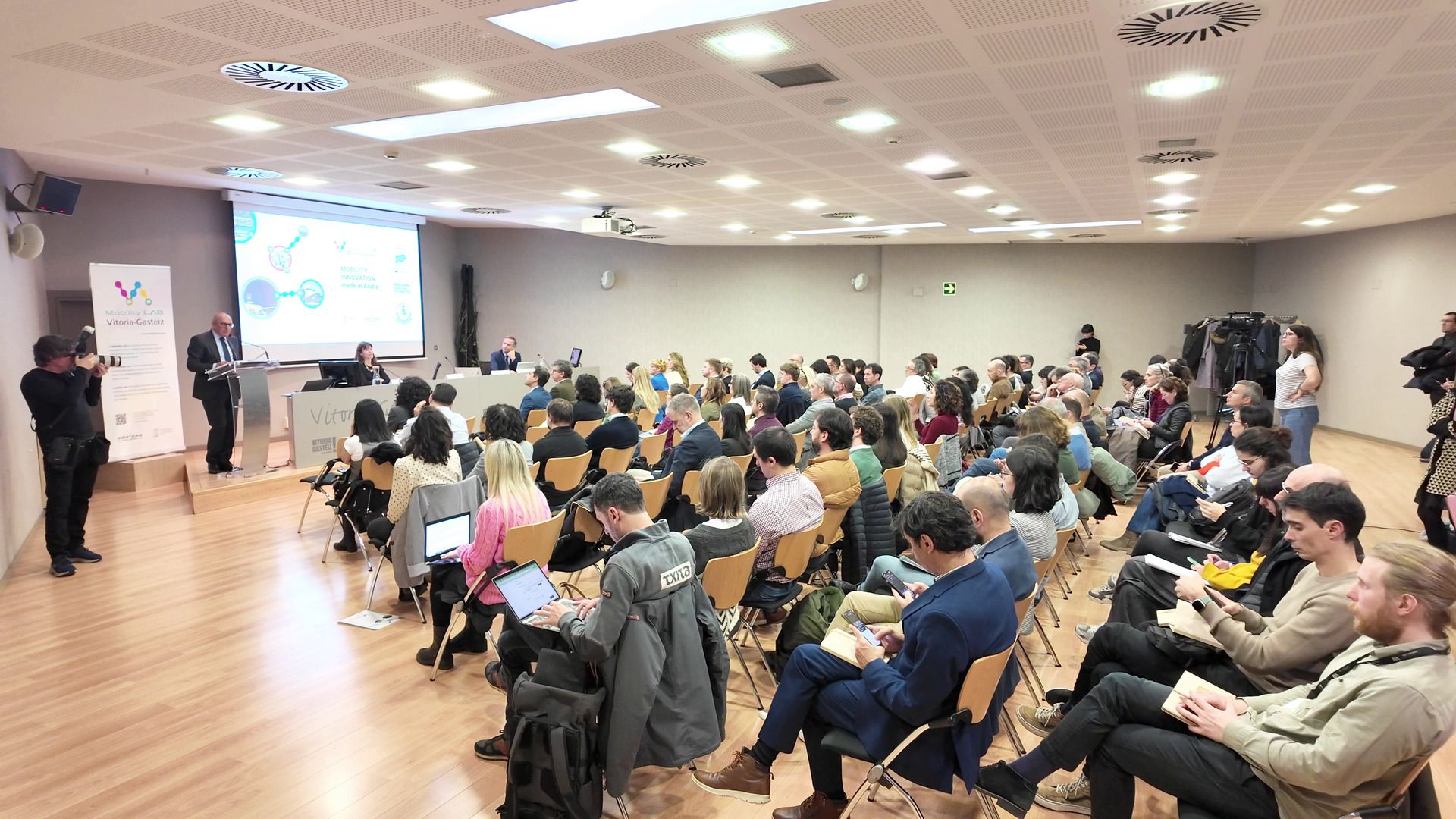 Público asistente a la jornada de presentación en el Europa.
