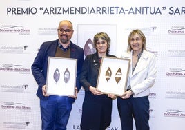 Jesús María Gutiérrez, presidente de la Fundación Jeiki, Olatz Olalde e Idoia Iruretagoiena, de Sirimiri, posan con los premios