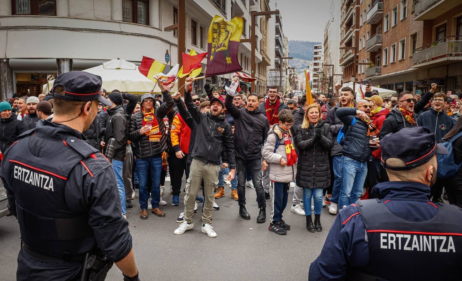 Los aficionados de la Roma calientan el ambiente en Bilbao