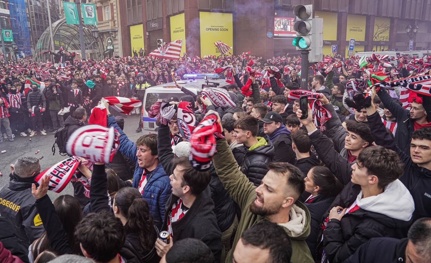 Los aficionados del Athletic arropan al equipo antes del partido