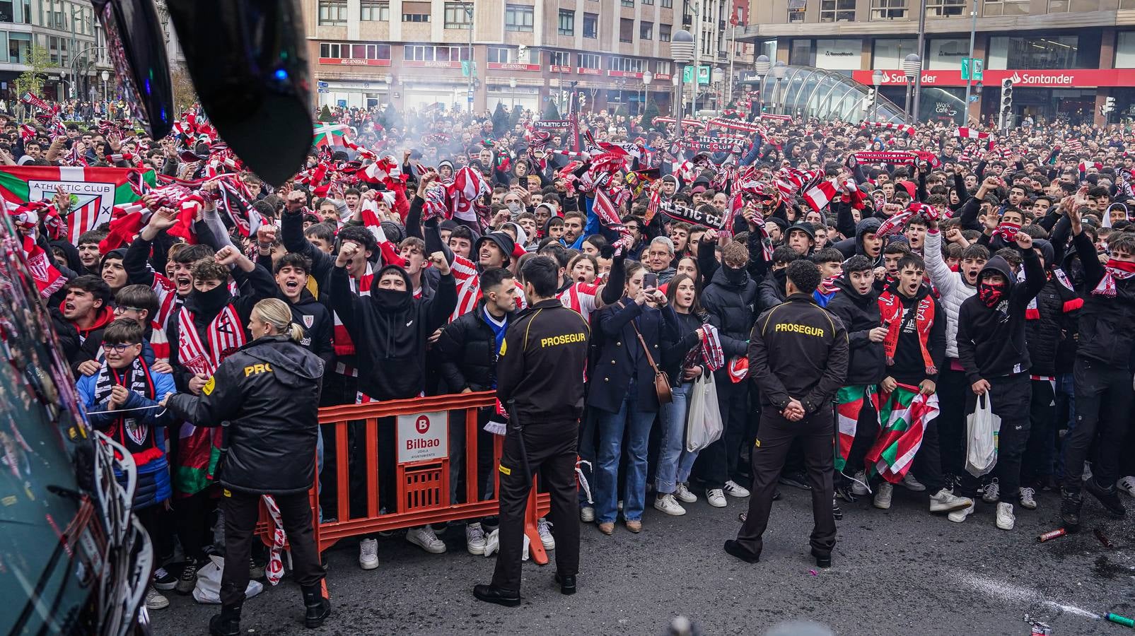 Los aficionados del Athletic arropan al equipo antes del partido