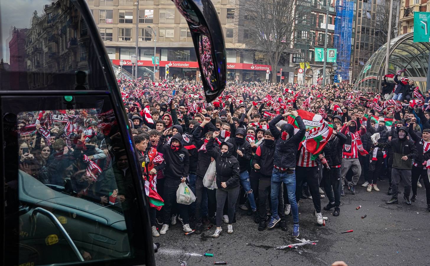 Los aficionados del Athletic arropan al equipo antes del partido