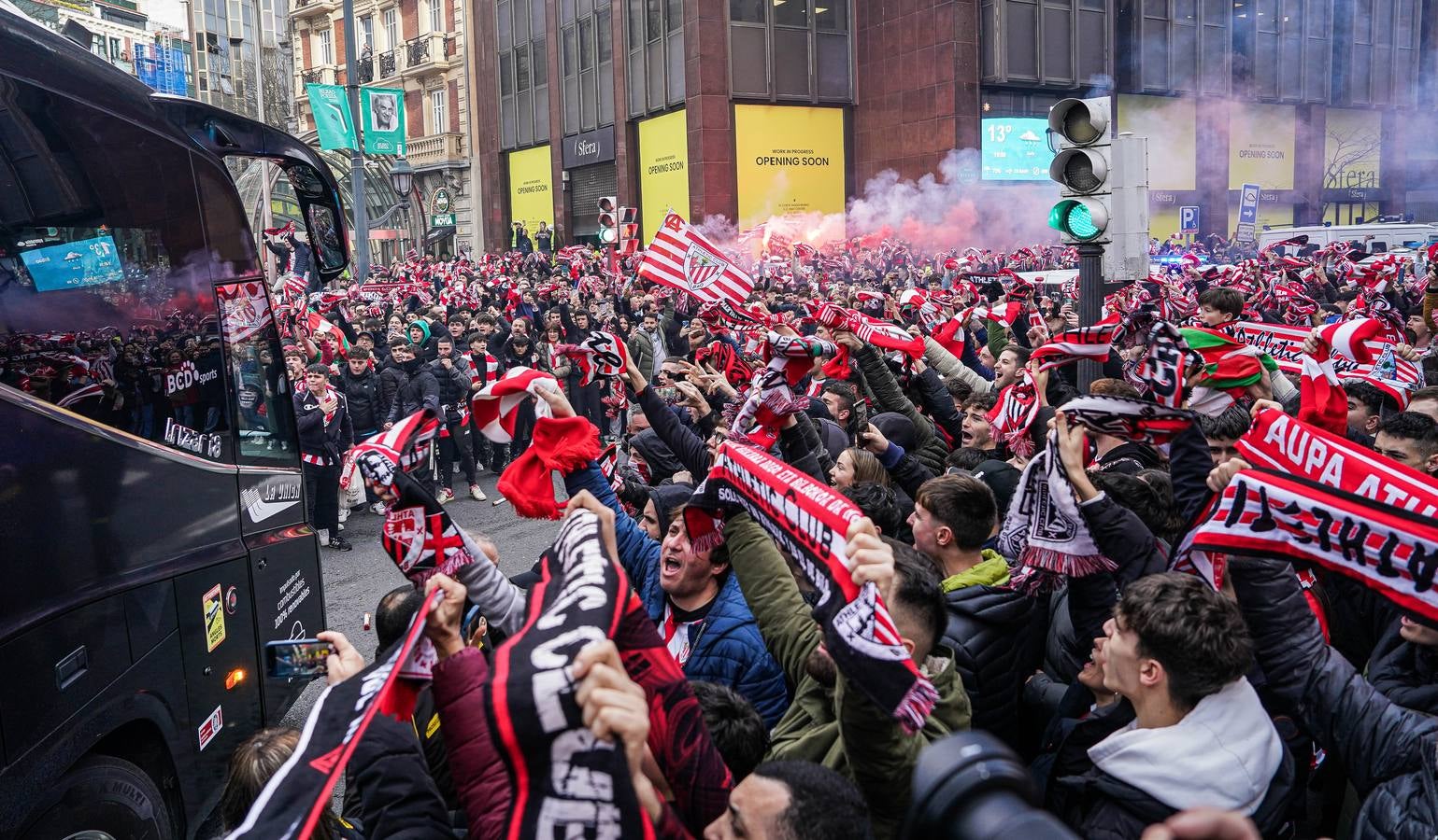 Los aficionados del Athletic arropan al equipo antes del partido