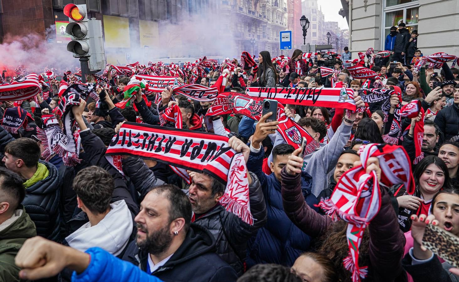 Los aficionados del Athletic arropan al equipo antes del partido
