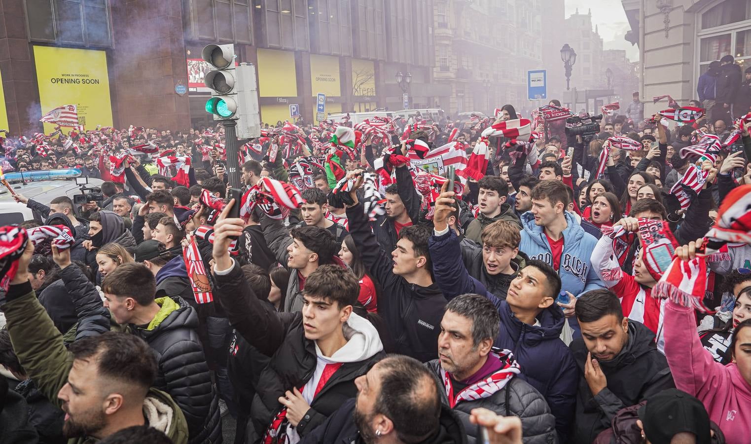 Los aficionados del Athletic arropan al equipo antes del partido