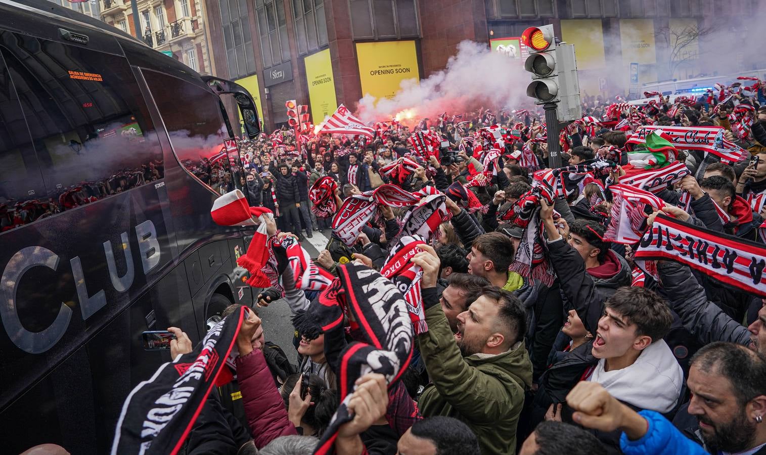 Los aficionados del Athletic arropan al equipo antes del partido