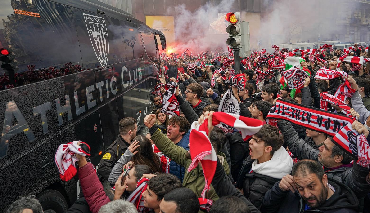Los aficionados del Athletic arropan al equipo antes del partido