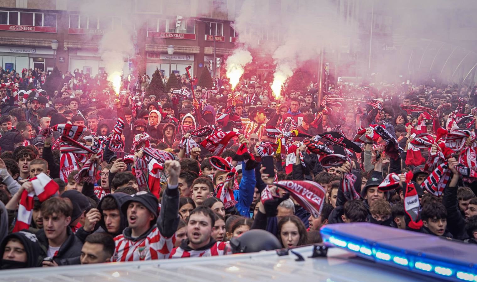 Los aficionados del Athletic arropan al equipo antes del partido