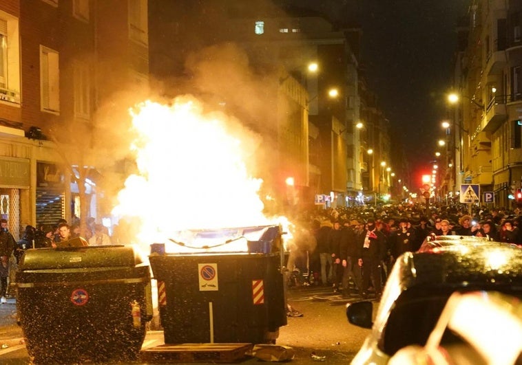 Graves disturbios en el centro de Bilbao: cargas de la Ertzaintza, contenedores quemados...