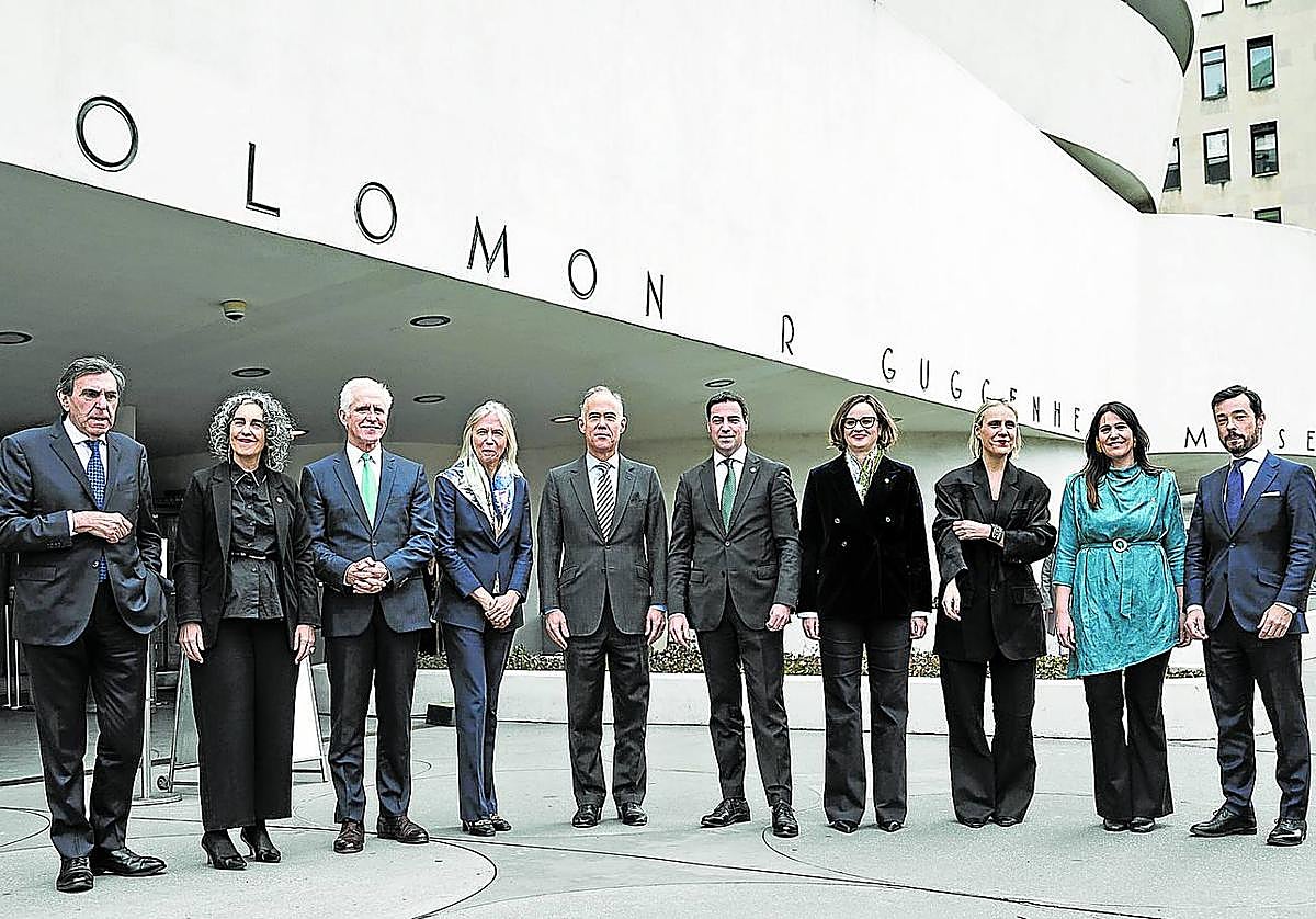 La delegación vasca, capitaneada por el lehendakari y la diputada general de Bizkaia, junto a autoridades de la Fundación Guggeneheim, con su directora Mariëtt Westermann en el centro.