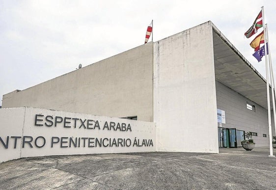 Acceso principal de la cárcel alavesa de Zaballa, a 15 kilómetros de Vitoria.