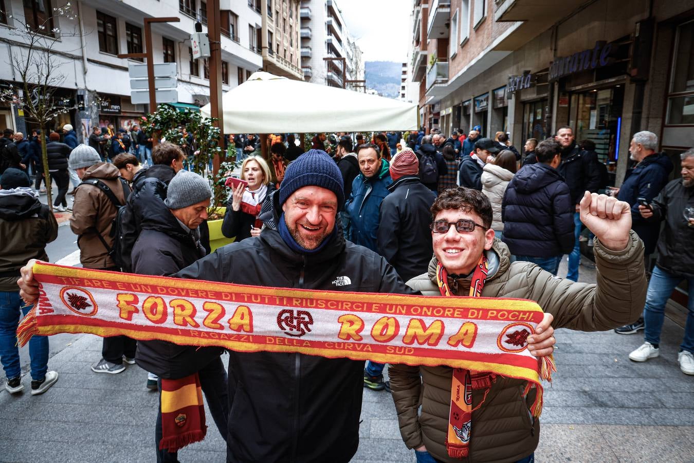 Los aficionados de la Roma calientan el ambiente en Bilbao