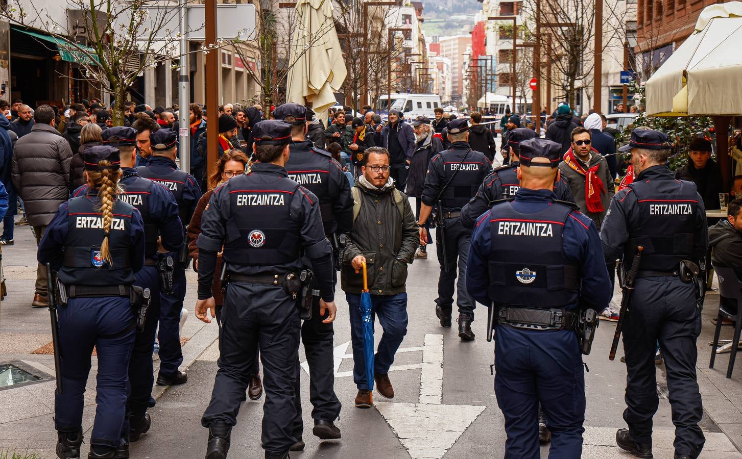 Los aficionados de la Roma calientan el ambiente en Bilbao