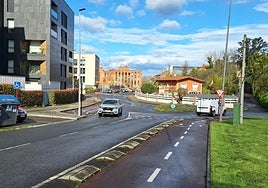 Un vehículo se incorpora a la calle Laubide, donde los vecinos rechazan el exceso de velocidad de algunos coches a su paso por la zona.