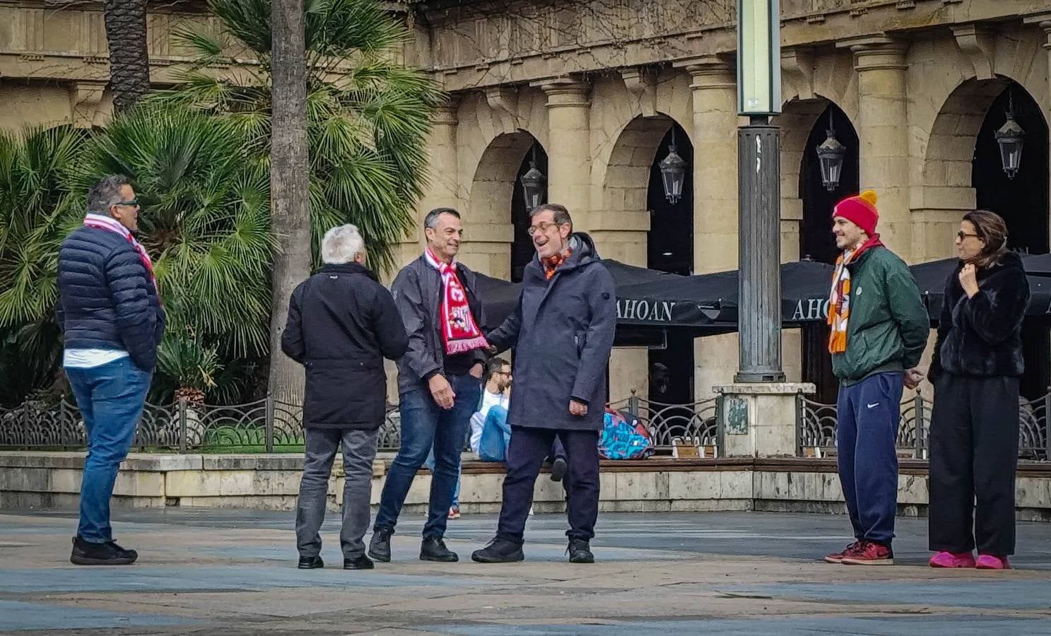 Los aficionados de la Roma calientan el ambiente en Bilbao